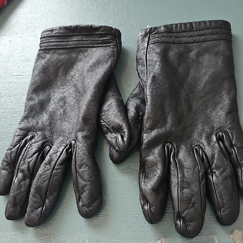 Womens Black Leather Gloves. Size 8 Good Used Condion